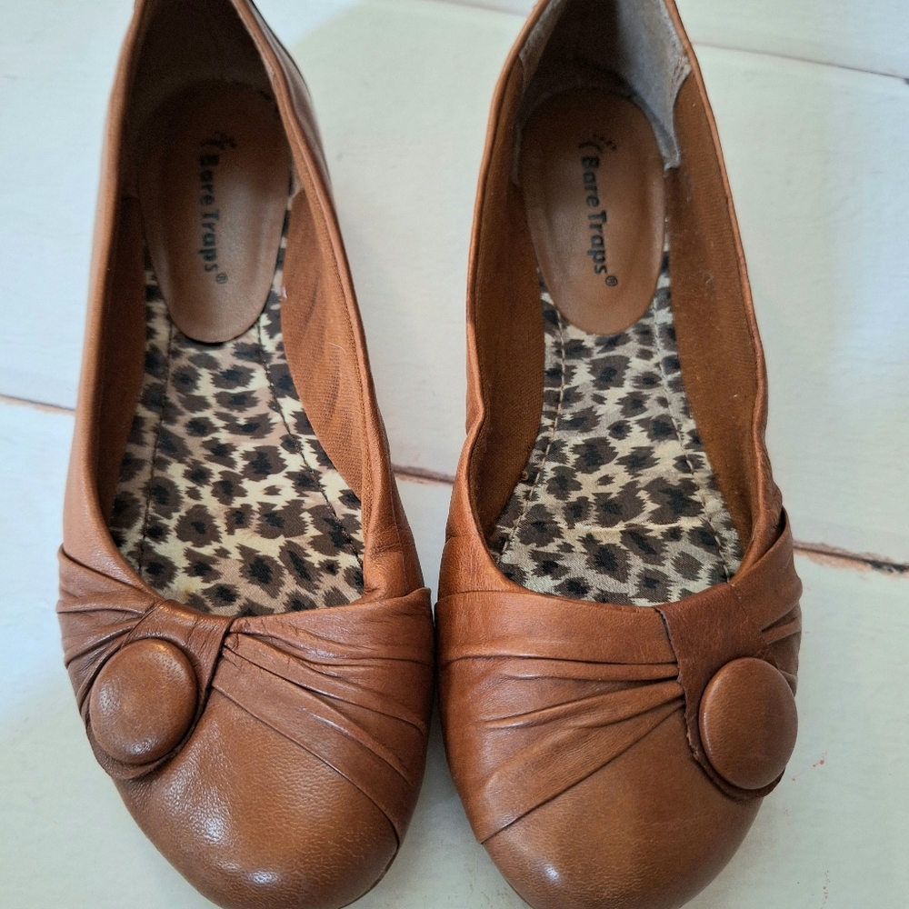 Bare Traps women tan flats